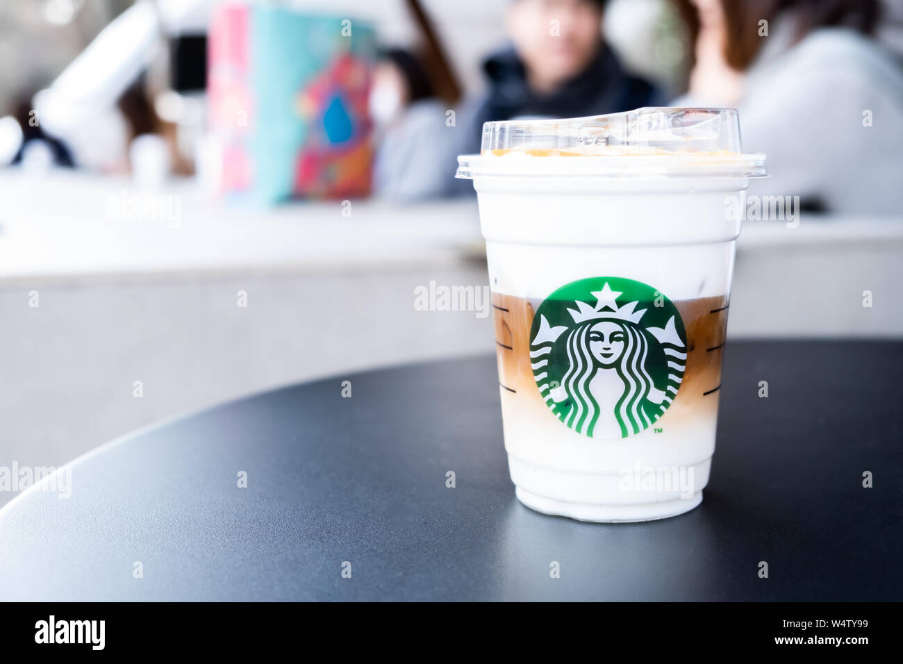Tokyo, Japon - 17 mars 2019 : Avis de café Starbucks tasse avec logo de la marque sur la table en face de Starbucks Coffee parc Ueno Onshi, Tokyo, Japon. Banque D'Images