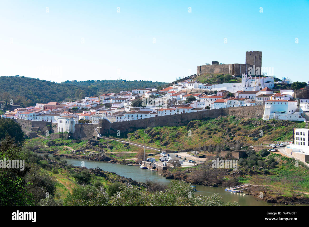 Au Portugal, la ville de Mertola est situé sur la rivière Guadiana avec un château d'où vous pourrez profiter d'une vue sur la rivière. Banque D'Images