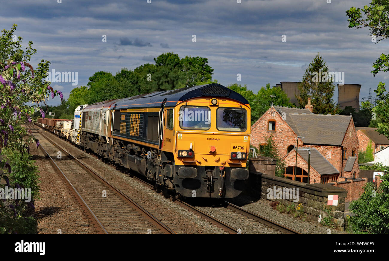 Pas de locomotives GBRF 66706 "Nene Valley" et "66721" de Harry Beck voyager dans Willington dans le Derbyshire tirant un train de marchandises. Banque D'Images