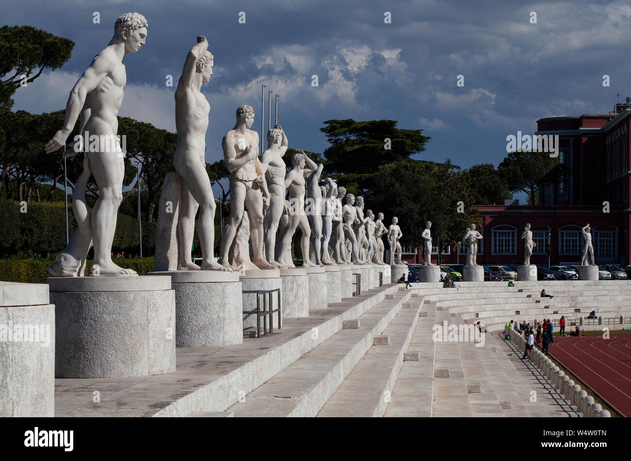 Une vue sur le Stadio dei Marmi (en stade) à Rome. Pierre géant et de statues en marbre des bords de la ligne de sièges en pierre contre un ciel d'orage. Banque D'Images