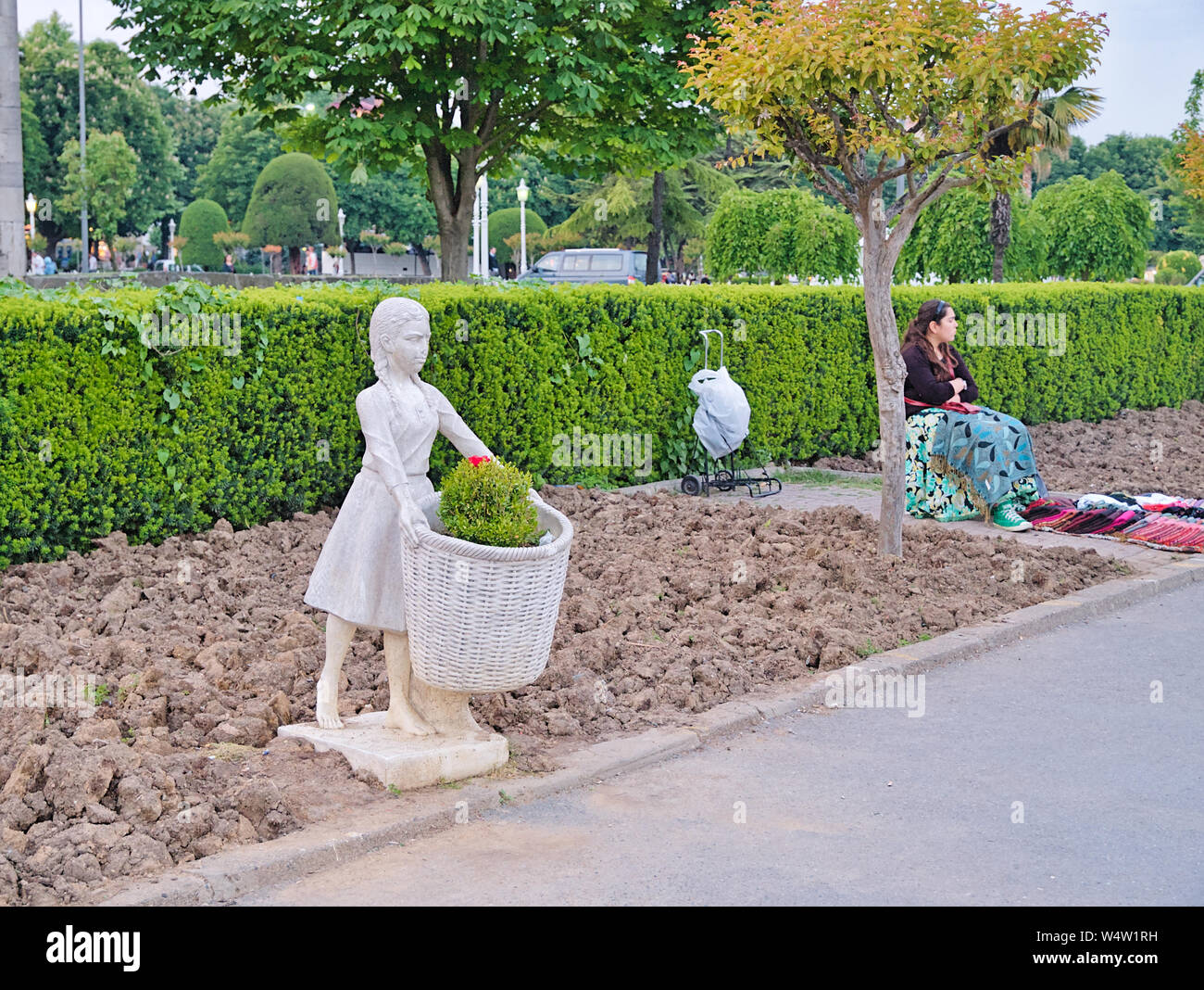 Istanbul, Turquie, 24 mai 2010 : vendeur de rue et statue, sculpture dans le jardin de Gülhane, Istanbul, Turquie. Banque D'Images