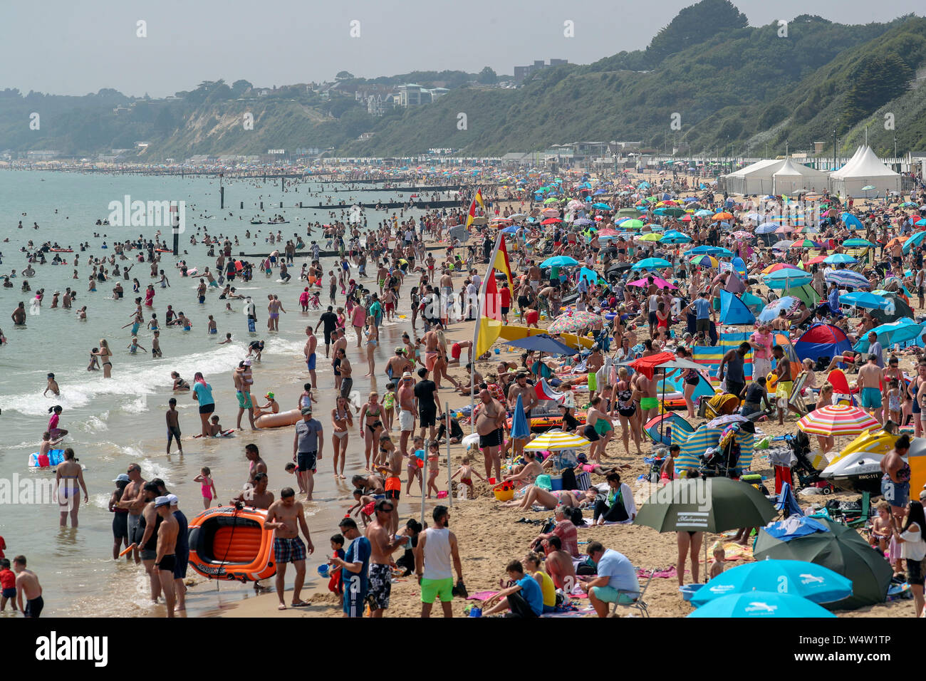 Les personnes bénéficiant du soleil sur la plage de Bournemouth, le Royaume-Uni a dépassé le jour de juillet le plus chaud jamais enregistré, avec 36,9 degrés Celsius en cours d'enregistrement à l'aéroport de Heathrow. Le Royaume-Uni compte rendu de 38,5 °C (101,3 F) enregistré dans Faversham, Kent, en août 2003, pourrait être cassé le Jeudi, le Met Office a dit. Banque D'Images