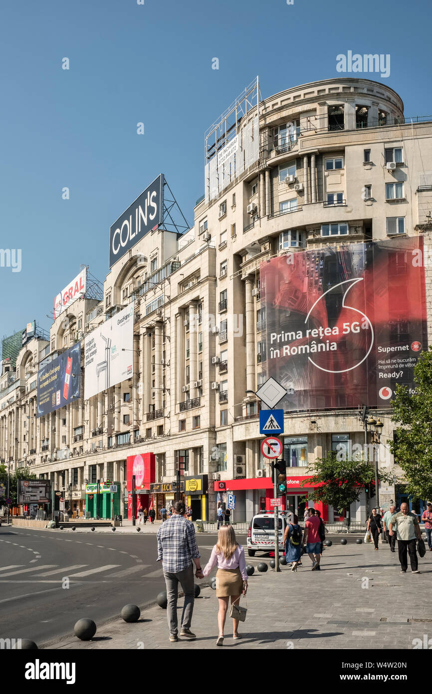 Bucarest, Roumanie. Rue de la ville avec l'affiche pour le nouveau Vodafone 5G dans le pays Banque D'Images