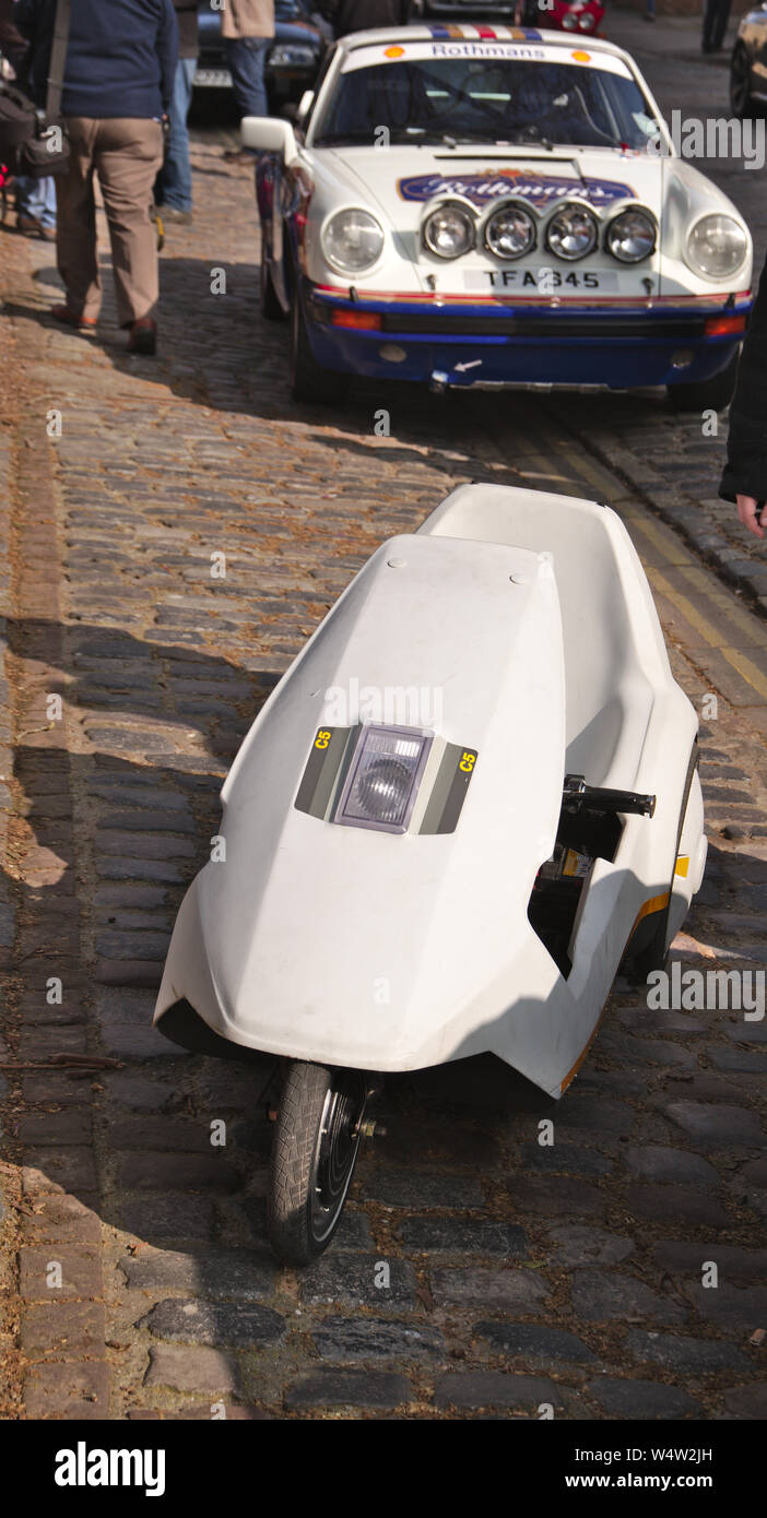 Sinclair C5 et la Porsche 911 Banque D'Images