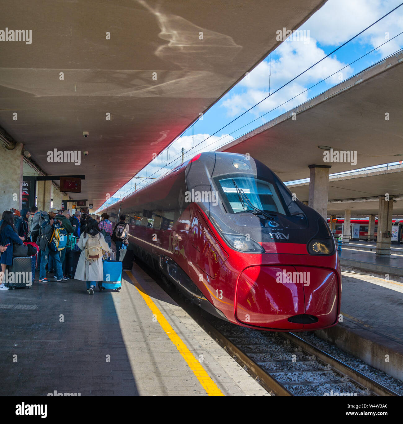 FLORENCE, ITALIE - Mai 13,2019 : arrivée de train à grande vitesse, Santa Maria Novella - Florence Central Station Banque D'Images