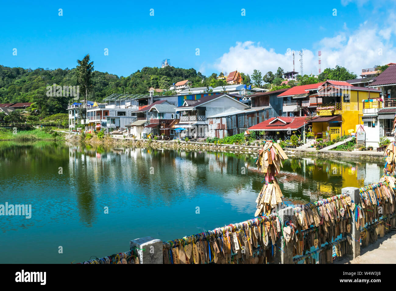 Kanchanaburi, Thaïlande - Décembre 13, 2017 : superbe vue sur le village, E-Thong Thong Pha Phum Pilok,Parc National, la province de Kanchanaburi, Thaïlande Banque D'Images