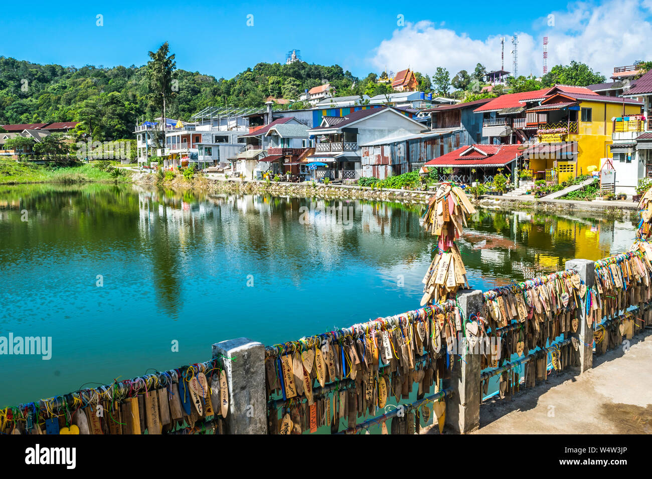 Kanchanaburi, Thaïlande - Décembre 13, 2017 : superbe vue sur le village, E-Thong Thong Pha Phum Pilok,Parc National, la province de Kanchanaburi, Thaïlande Banque D'Images