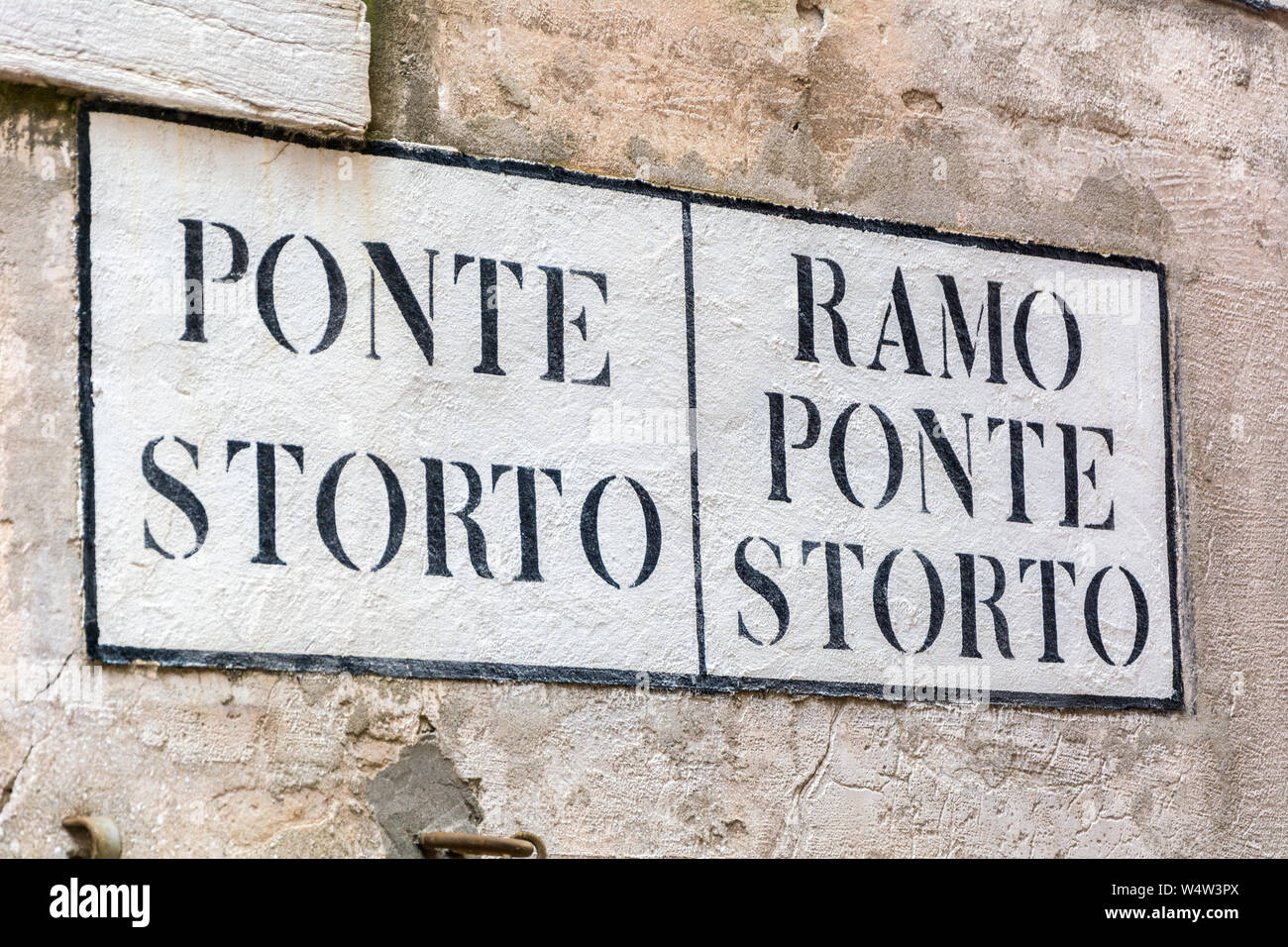 Venise, Italie - 14 MAI 2019 : plaque d'information, plaque de rue Ponte Storto, Ramo Ponte Storto à Venise Banque D'Images