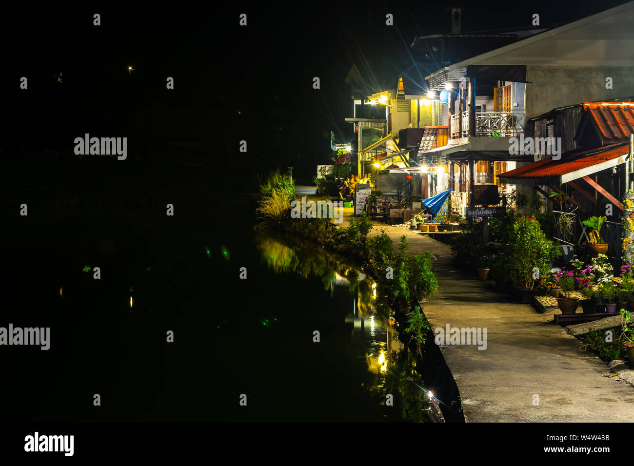Kanchanaburi, Thaïlande - le 13 décembre 2017 : vue de la nuit de la belle E-Thong village, Pilok Thong Pha Phum,Parc National, la province de Kanchanaburi, Th Banque D'Images