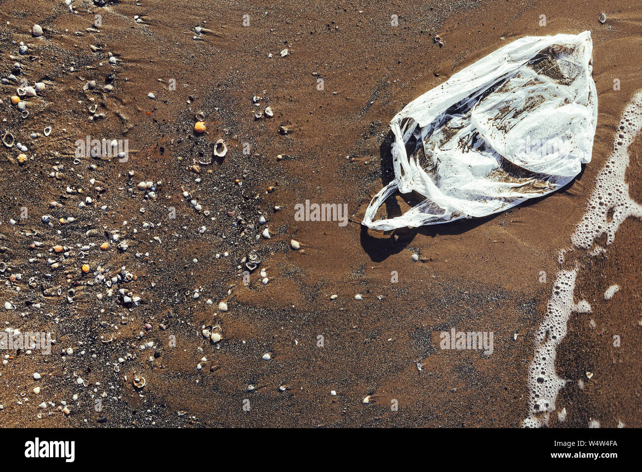 Sac en plastique sur la plage, mer et la pollution de l'eau avec des ...