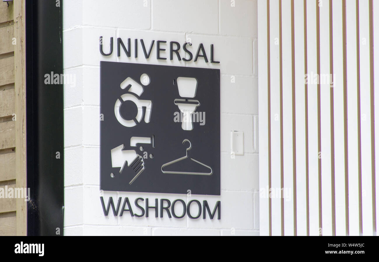 Salle de bains ou salle d'inscription universelle dans un parc public au Canada. Un sujet de controverse entourant les droits des personnes transgenres et de questions. Banque D'Images