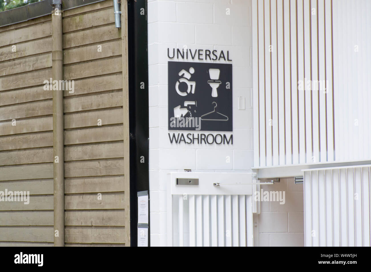 Salle de bains ou salle d'inscription universelle dans un parc public au Canada. Un sujet de controverse entourant les droits des personnes transgenres et de questions. Banque D'Images