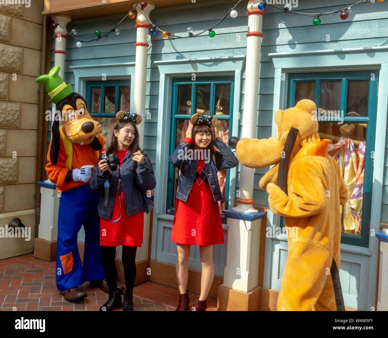 Personnes visitent Shanghai Disney Resort à Shanghai Chine Banque D'Images