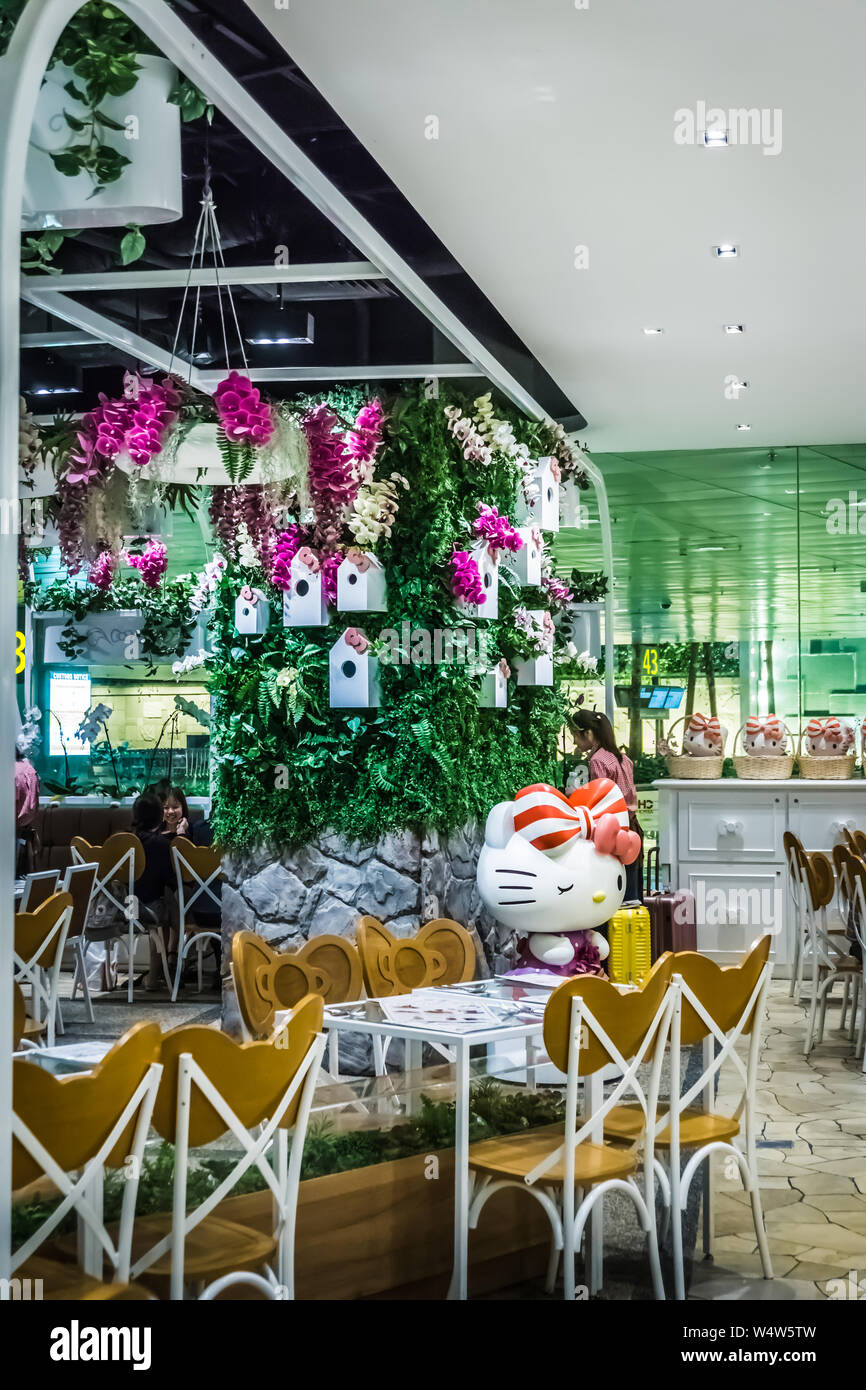 Singapour - Nov 18, 2018 : Bonjour Kitty Orchid Garden Cafe à l'aéroport Changi de Singapour, de l'aérogare 3. Banque D'Images