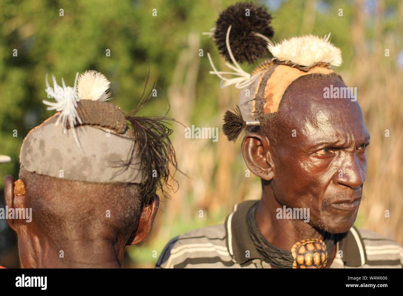 Portrait d'un homme de Turkana, avant et arrière, peint avec de l'argile Banque D'Images