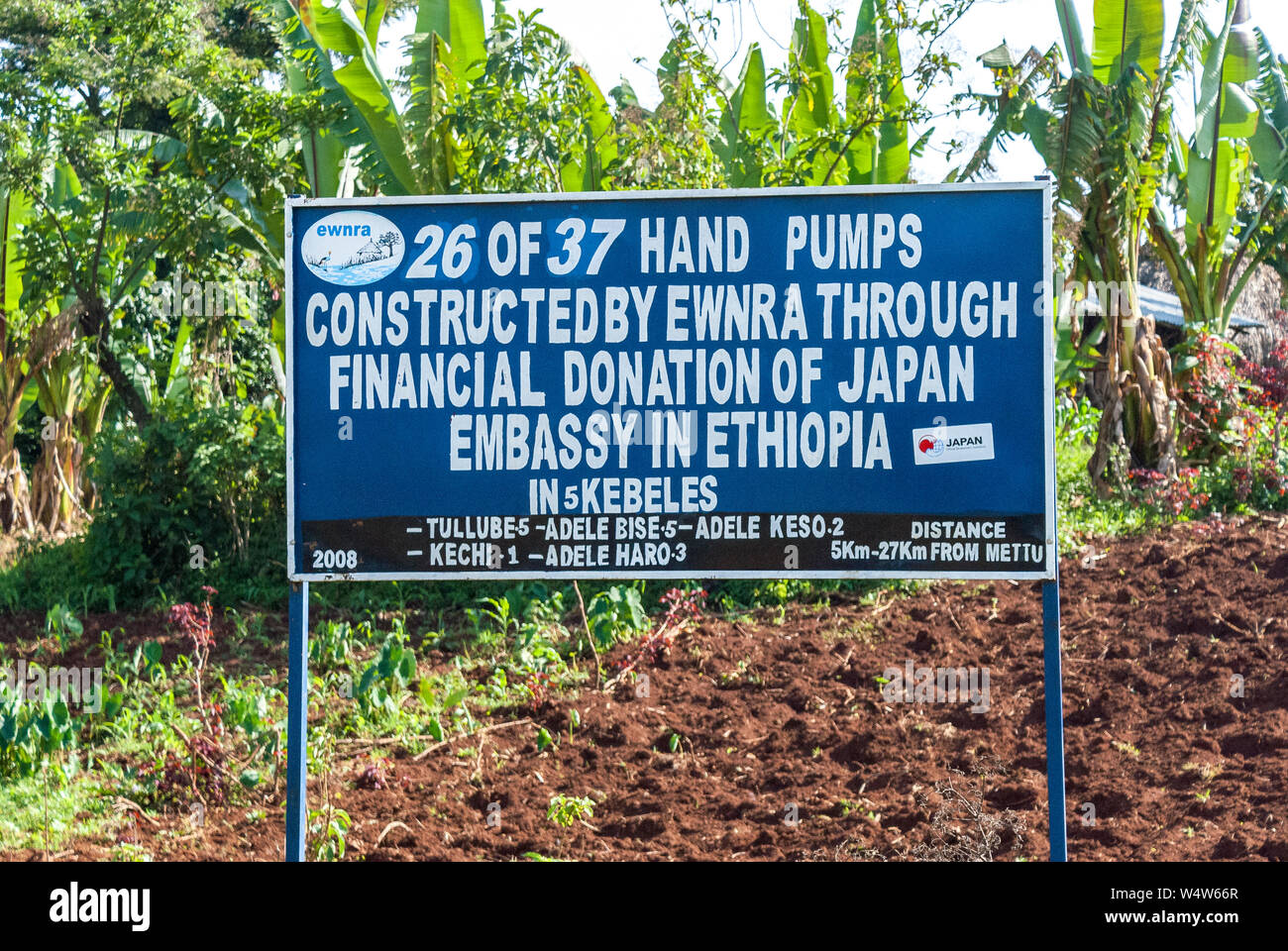 Panneau d'information routière en Ethiopie montrant le développement de l'infrastructure de l'eau projet financé par le Japon Banque D'Images