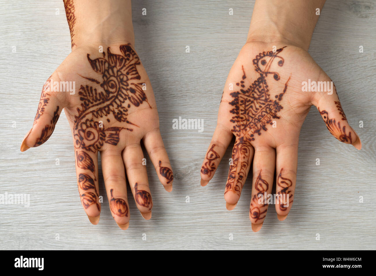 Femme marocaine au henné traditionnel peint mains Banque D'Images