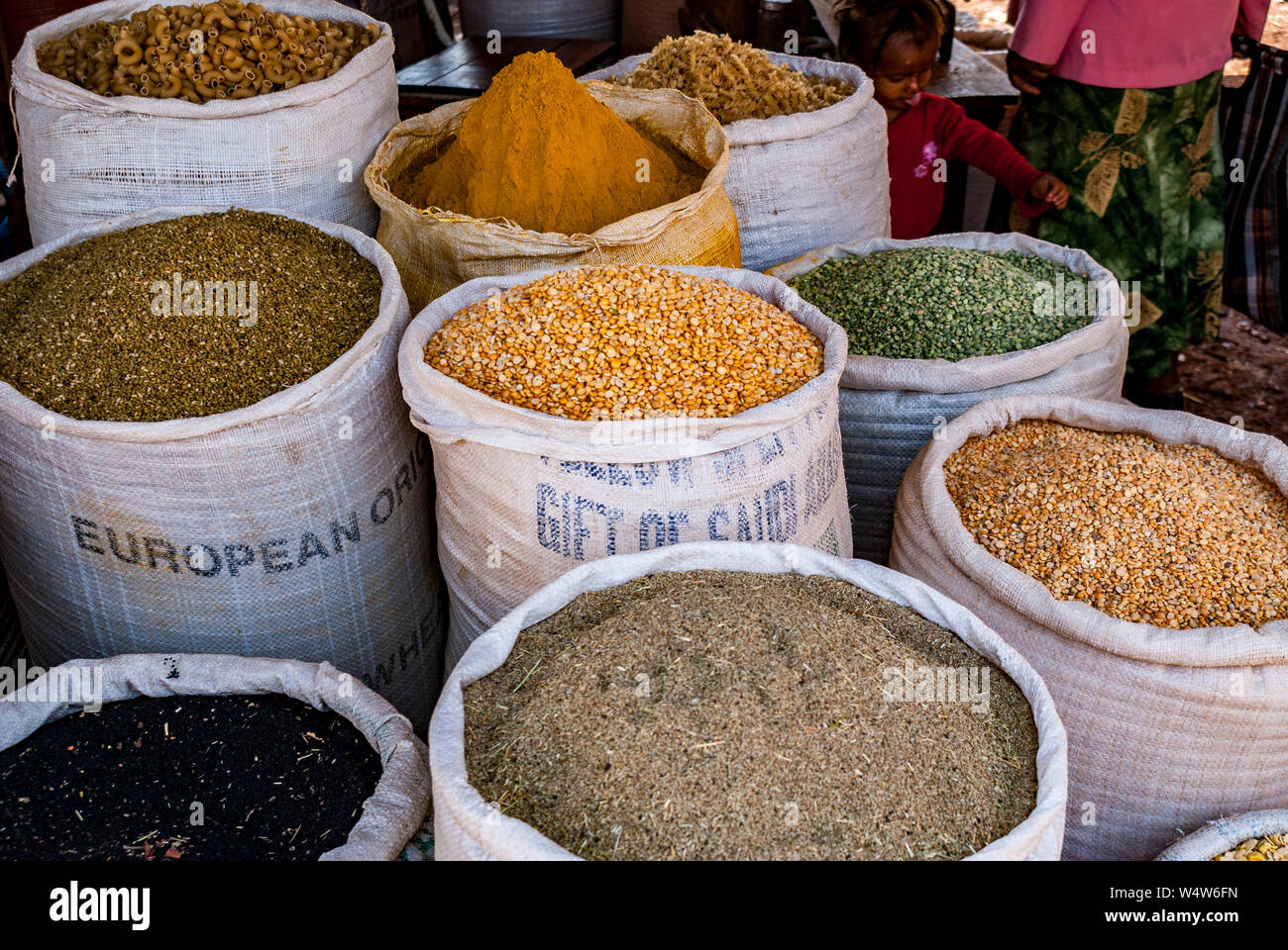 Sacs de haricots, de pois et de grains à vendre dans un marché rural dans l'ouest de l'Ethiopie Banque D'Images