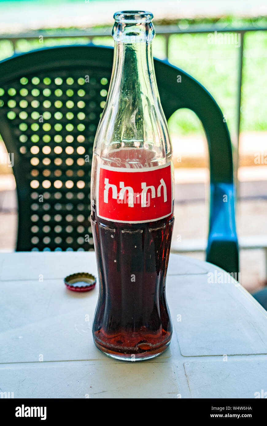 Coca Cola bouteille avec étiquette script amharique en Éthiopie Banque D'Images