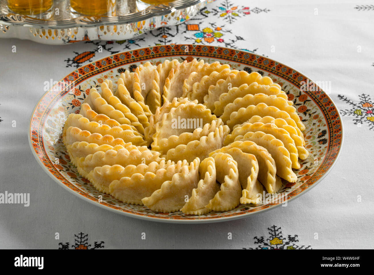 Avec le plat de fête traditionnel cornes de gazelle marocaine et d'un plateau sur une nappe brodée Banque D'Images