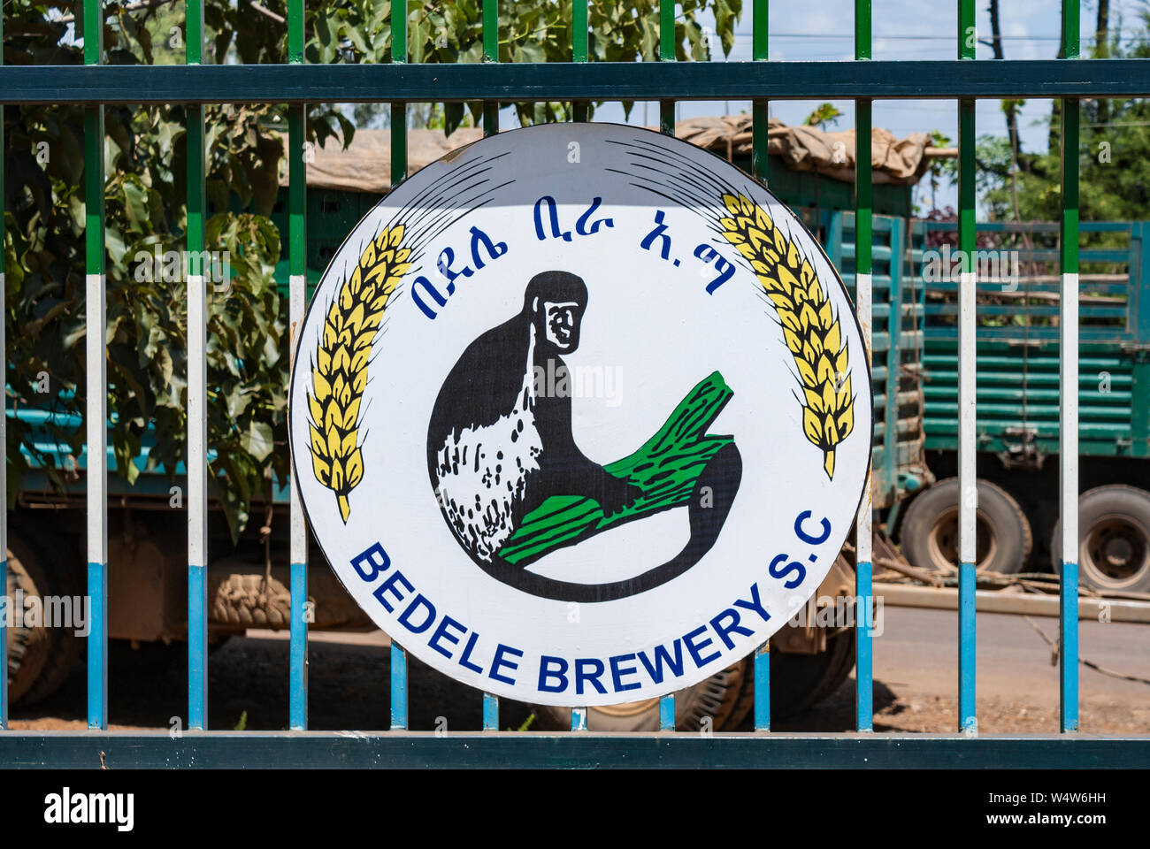 Bière Bedele signe sur les rails près de l'entrée de la brasserie Bedele, Ethiopie Banque D'Images