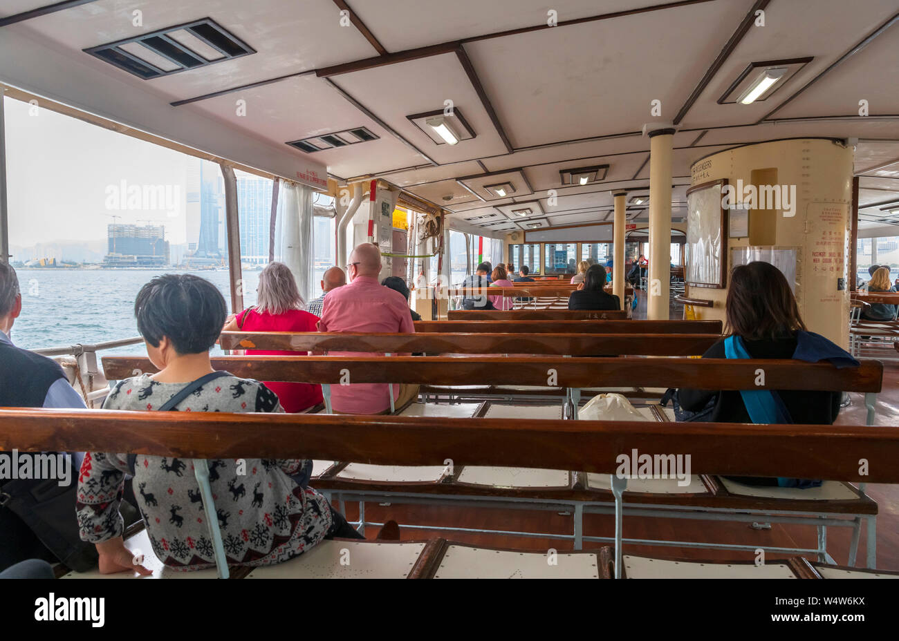 Les passagers sur le Star Ferry entre la centrale et le Terminal de Ferry de Kowloon, Hong Kong, Chine Banque D'Images
