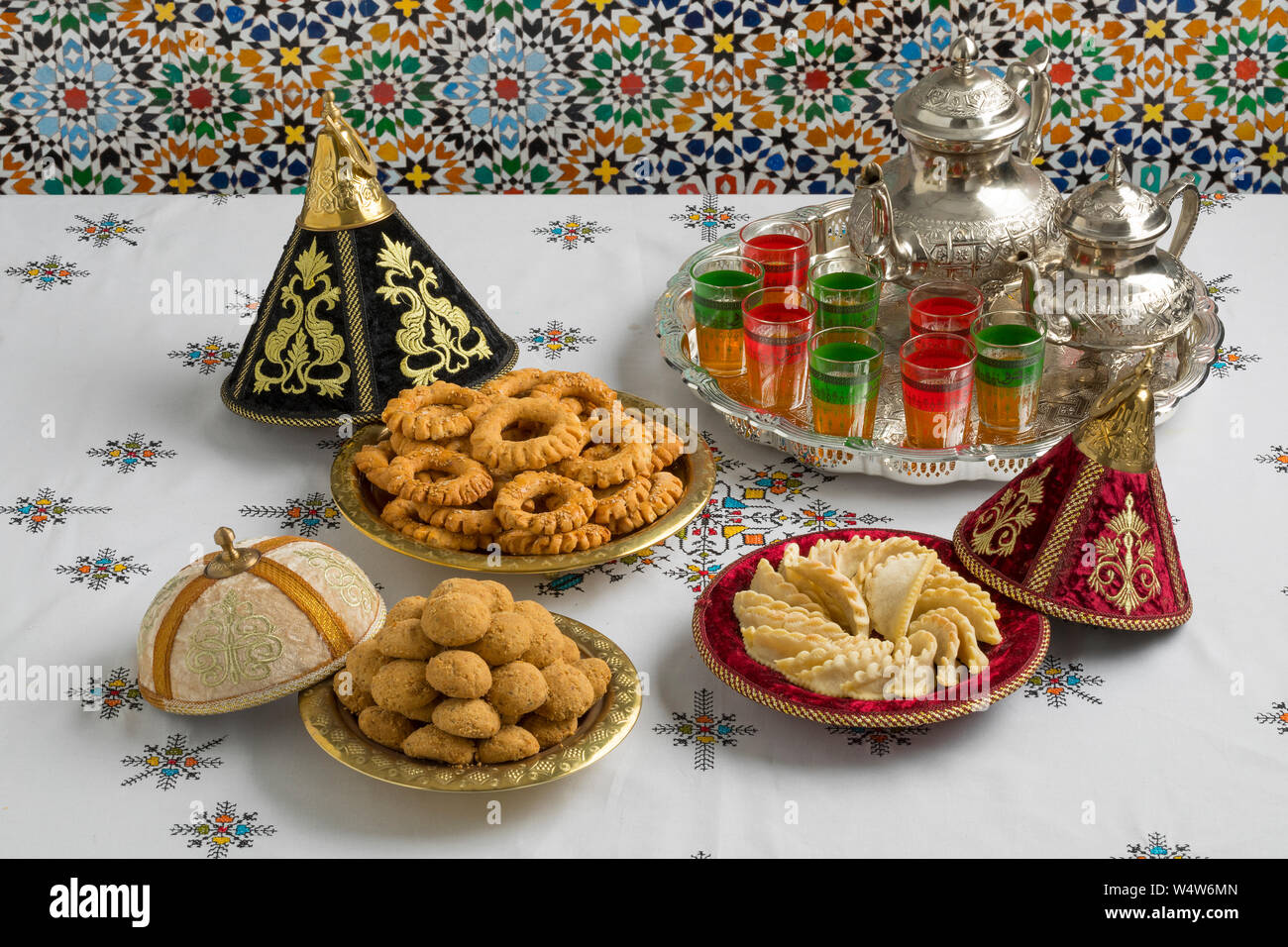 Cookies faits maison traditionnelle marocaine en métal festif sur une nappe brodée tajines Banque D'Images