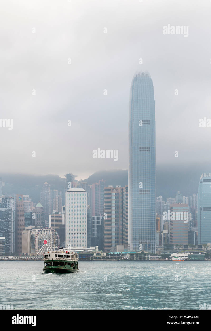Star Ferry dans le port de Hong Kong avec deux International Finance Centre et du Centre derrière l'horizon, l'île de Hong Kong, Tsim Sha Tsui, Hong Kong, Chine Banque D'Images