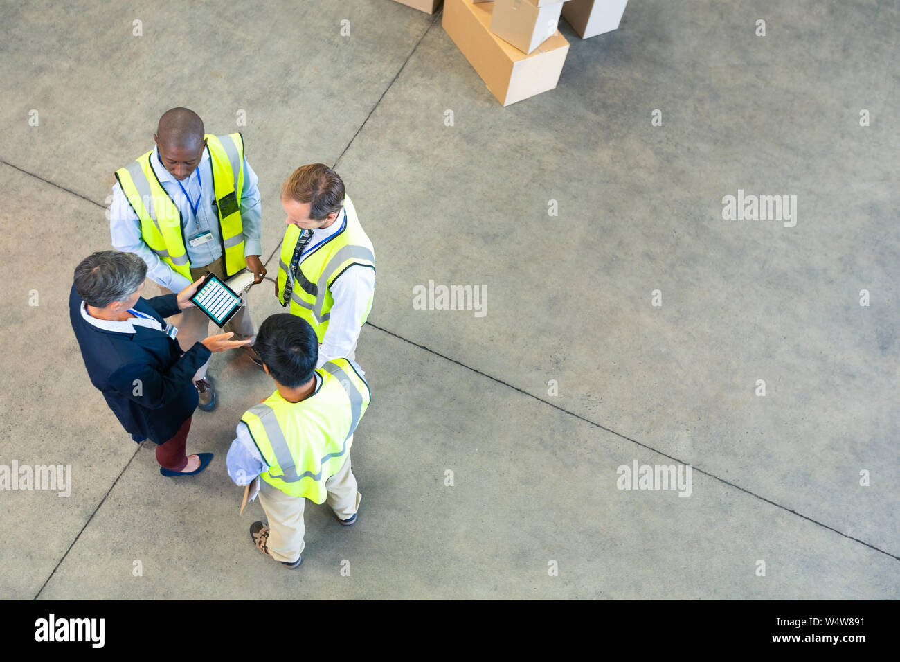 Le personnel d'entrepôt, discuter sur digital tablet in warehouse Banque D'Images