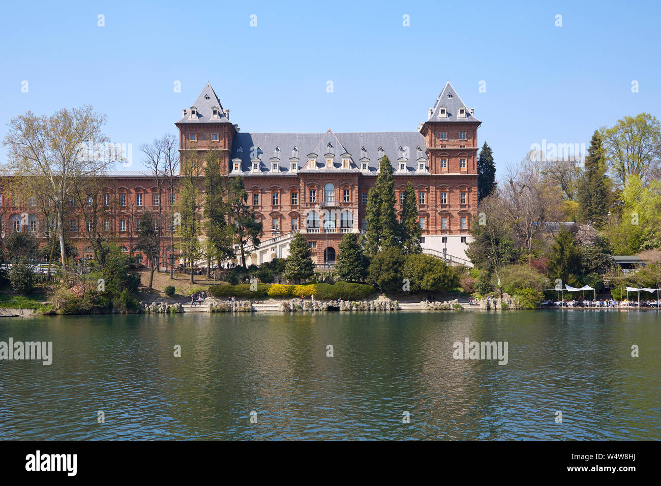 TURIN, ITALIE - 31 mars 2019 : Château du Valentino et façade de briques rouges de la rivière Po, la lumière du soleil dans le Piémont, Turin, Italie. Banque D'Images
