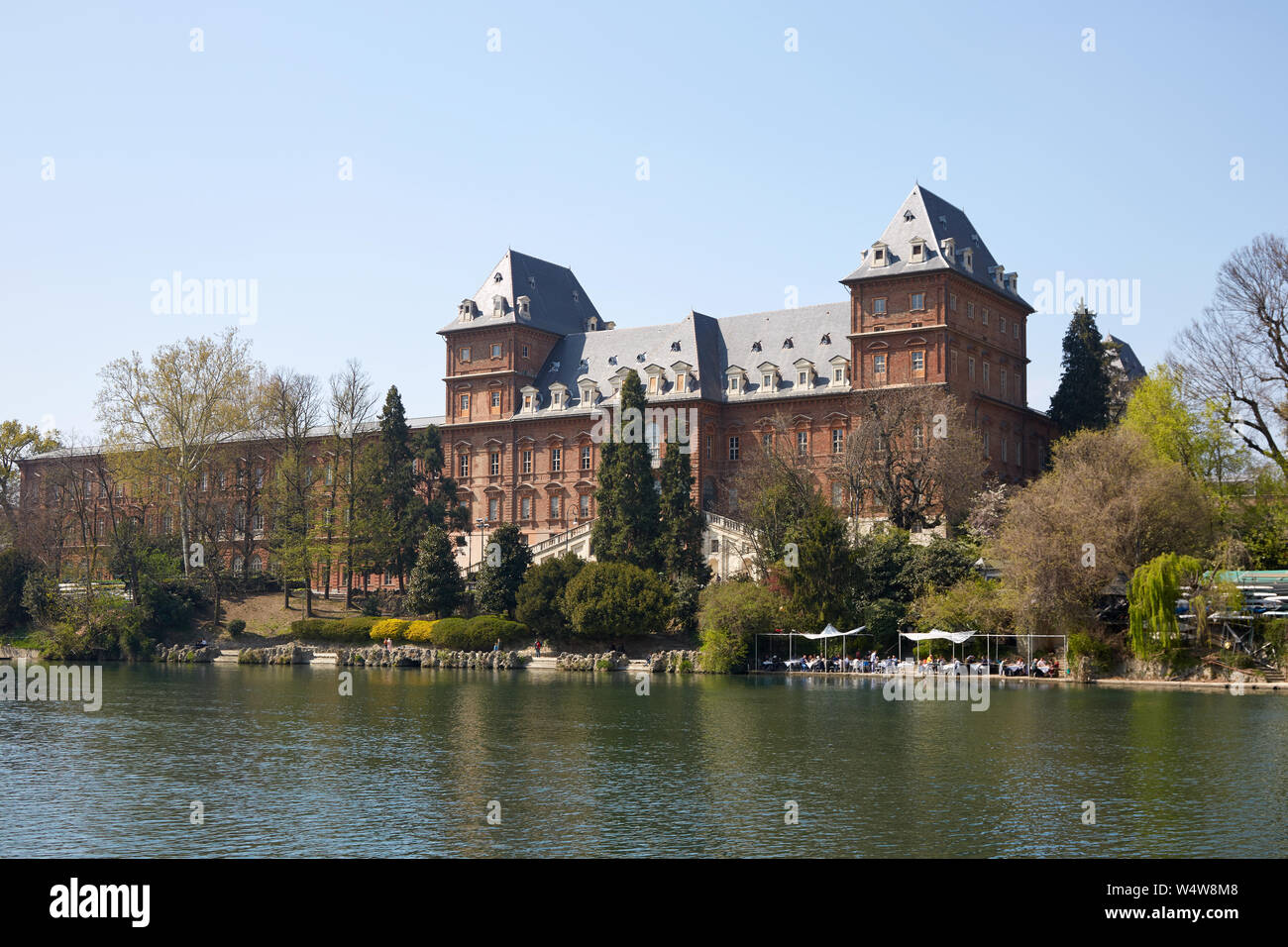 TURIN, ITALIE - 31 mars 2019 : Château du Valentino et façade de briques rouges fleuve Po dans le Piémont, Turin, Italie. Banque D'Images