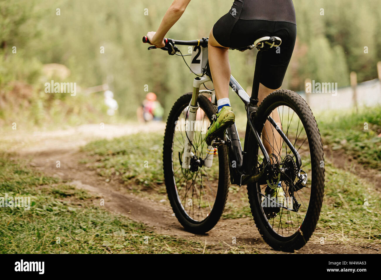 Retour homme vélo de montagne Vélo de montagne sur des sentiers VTT. Banque D'Images