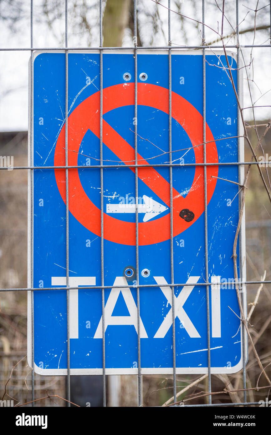 Taxi allemand seulement signe de la circulation, derrière une clôture métallique Banque D'Images