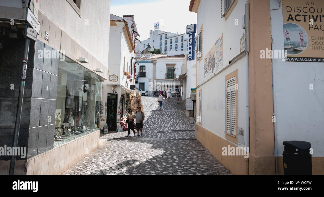 Albufeira, Portugal - 3 mai 2018 : l'atmosphère de la rue et une boutique de souvenirs et de restaurants dans une architecture de centre-ville animé, où les touristes Banque D'Images