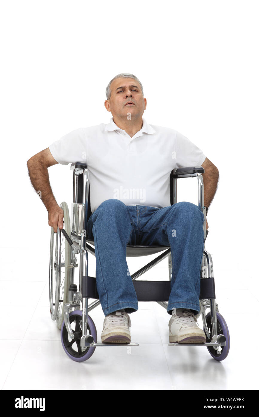 Vieil homme assis dans un fauteuil roulant Banque D'Images