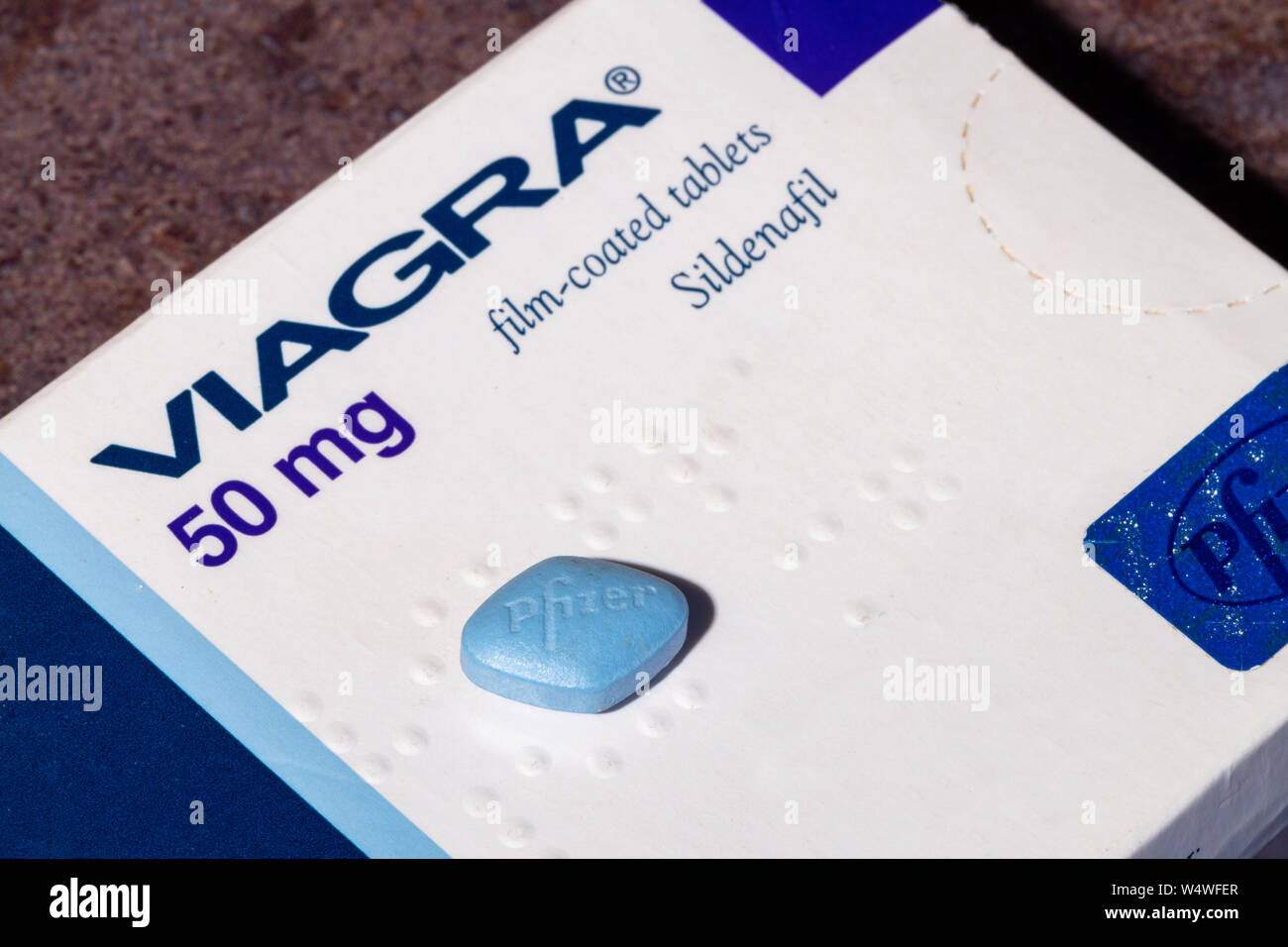 Une boîte de Viagra Viagra avec une tablette. Viagra est fabriqué par la US Drug et pharmaceutical corporation PFI Banque D'Images