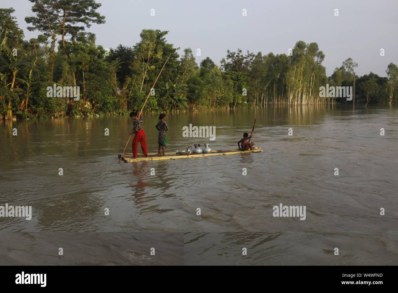 25 juillet 2019, Kurigram, Bangladesh : les enfants portent l'eau potable à partir de puits à proximité sur un radeau près de la zone touchée par les inondations d'Pangarchor, Kurigram. Ces dernières, de fortes pluies diluviennes dans la région de l'augmentation du niveau de l'eau Cours d Dharla river et s'écoulait beaucoup de villages de Kurigram qui créent la pénurie d'eau potable. (Crédit Image : © MD Mehedi Hasan/Zuma sur le fil) Banque D'Images