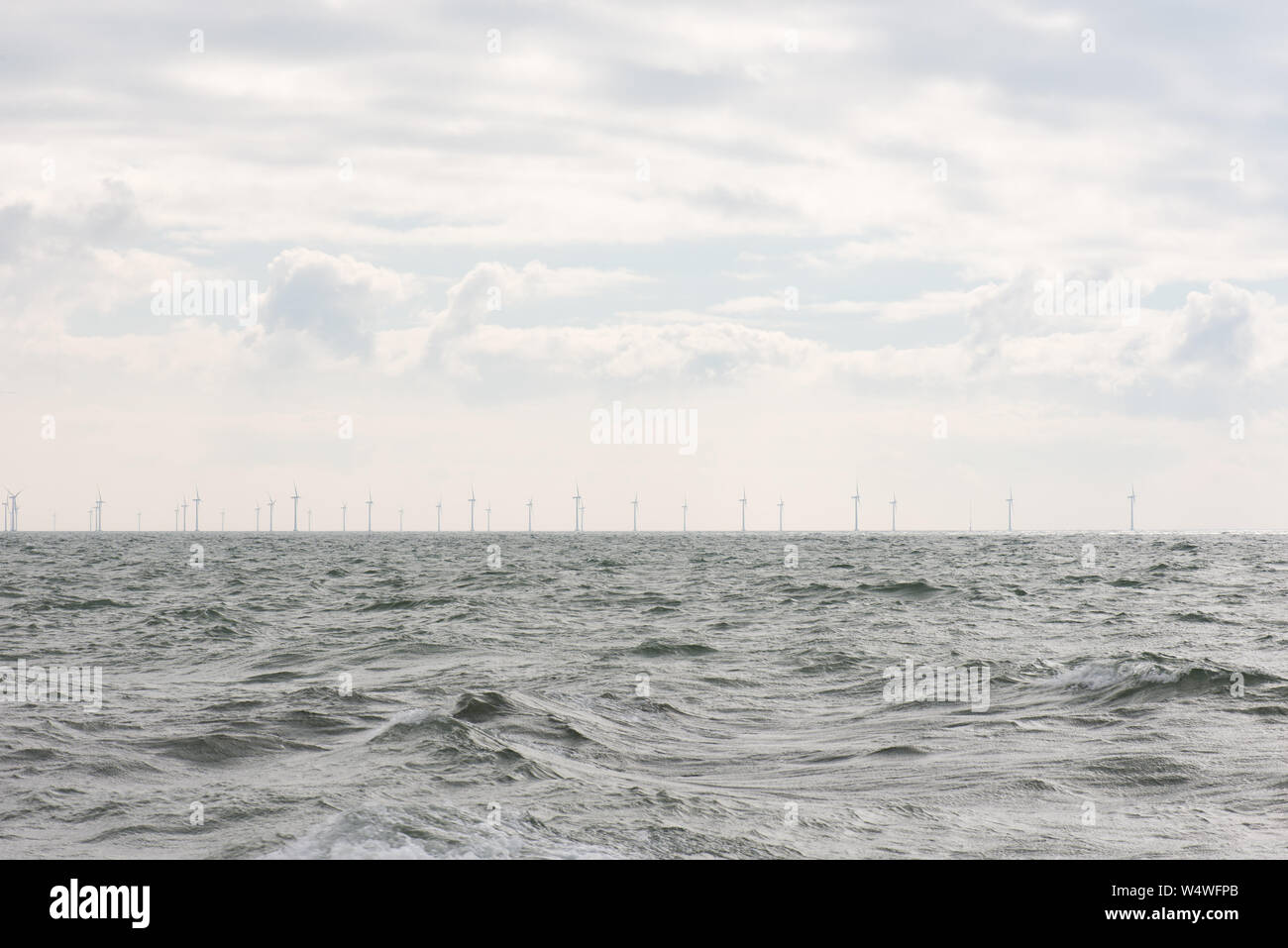 Éoliennes en mer dans le sud du Danemark comme vu de Rødbyhavn Banque D'Images
