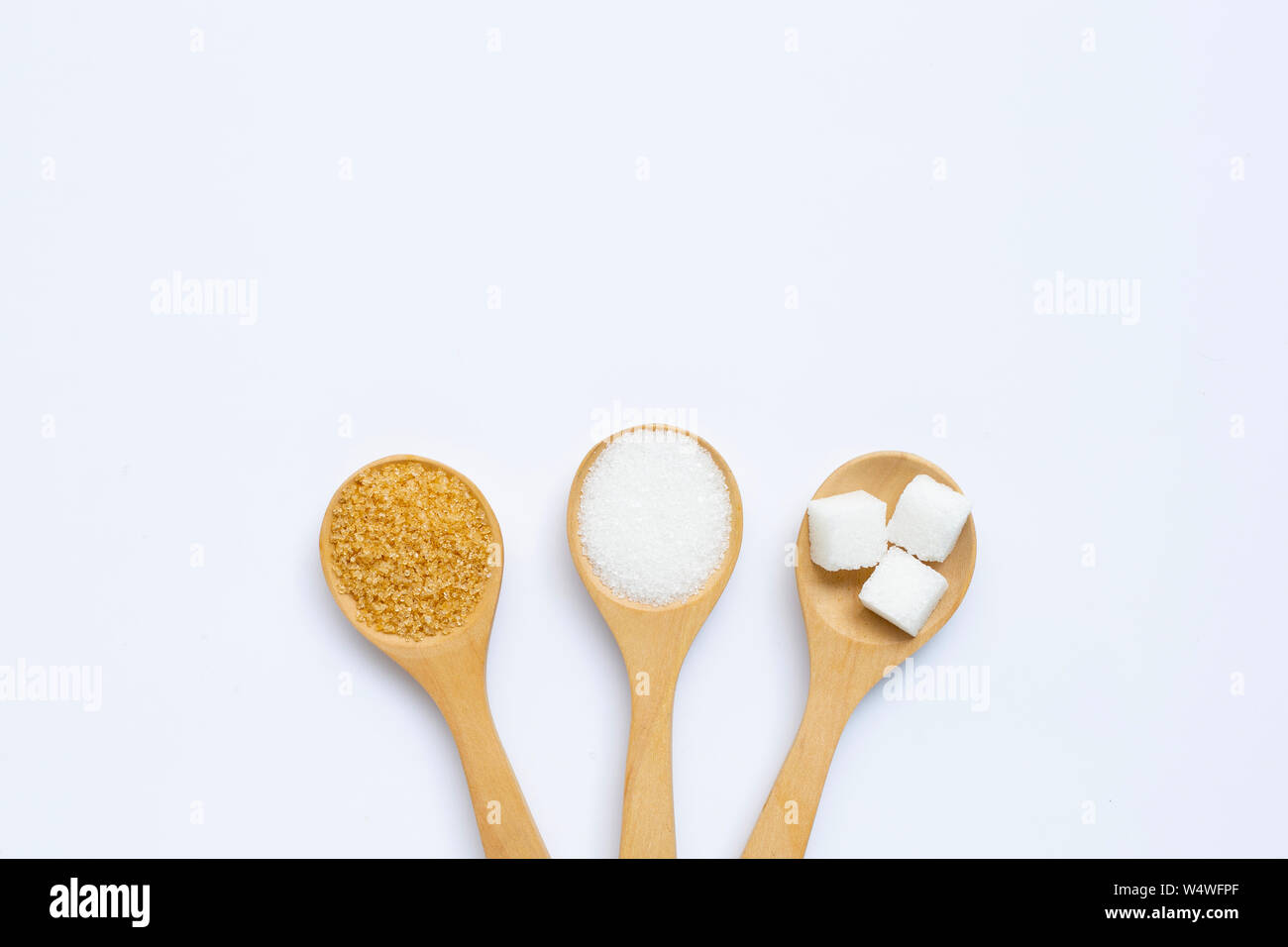 Différents types de sucre sur fond blanc. Banque D'Images