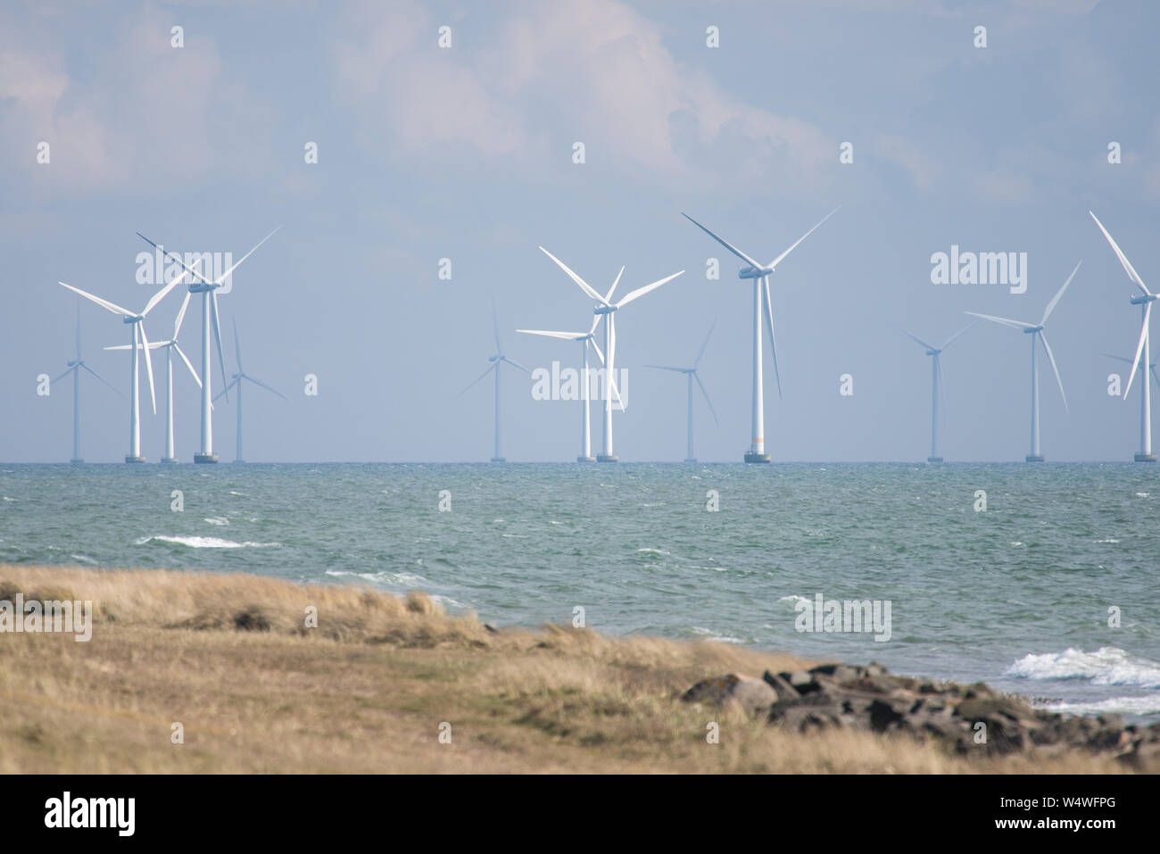Éoliennes en mer dans le sud du Danemark comme vu de Rødbyhavn Banque D'Images