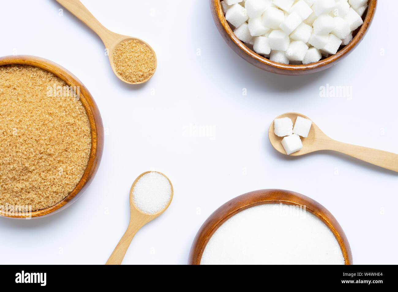 Différents types de sucre sur fond blanc. Banque D'Images