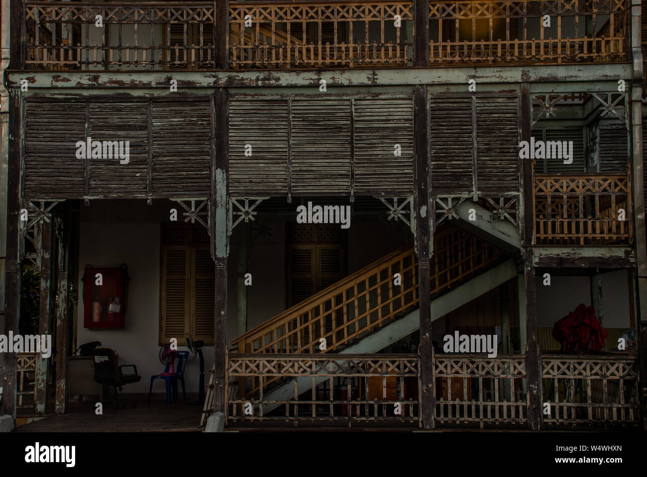 Nonthaburi, Thaïlande - JUL 21,2019 : Vue de l'ancien hôtel de ville, bâtiment de style européen. Le vintage blanche en bois maison a été laissé à se détériorer au fil du temps Banque D'Images