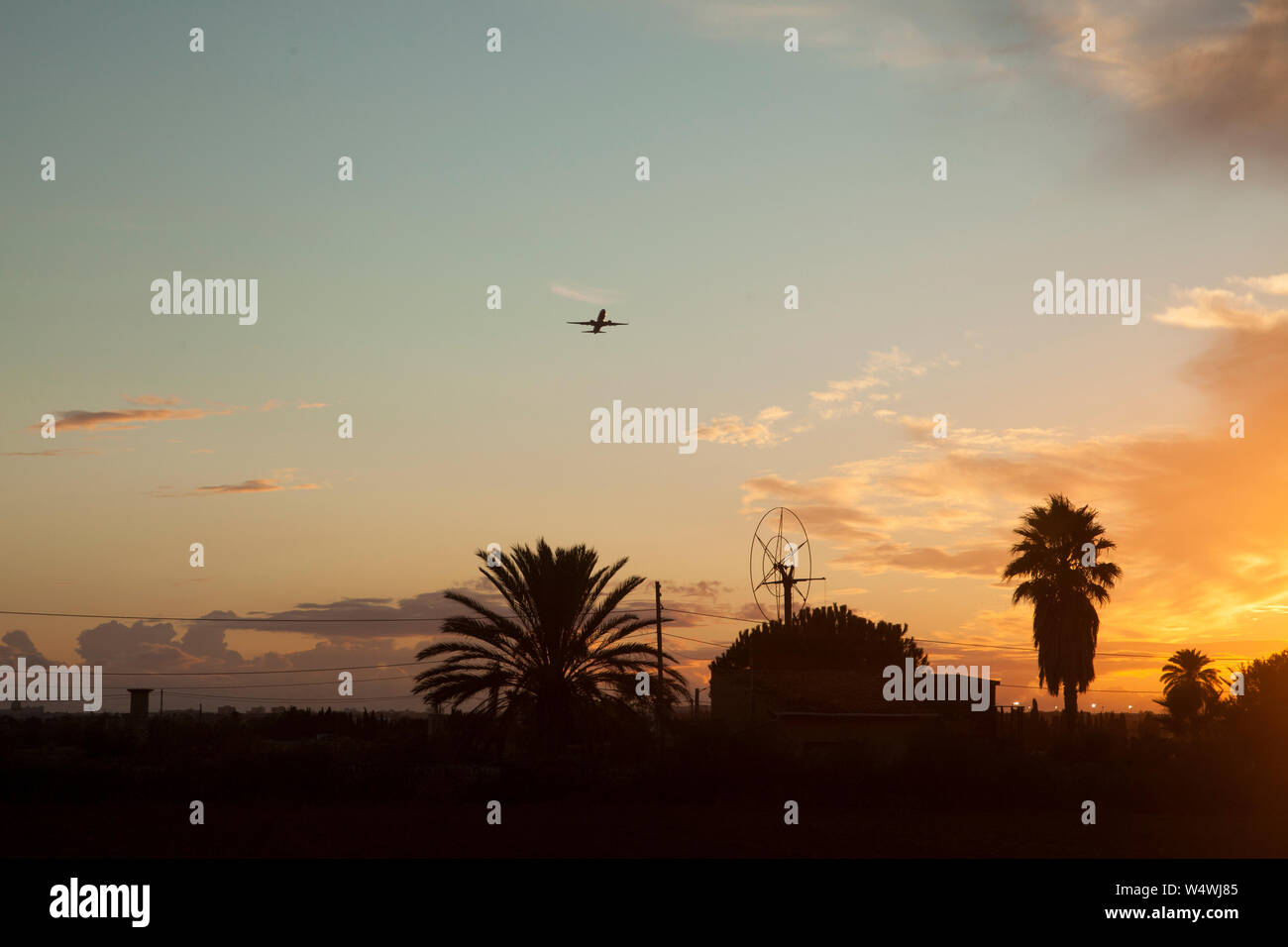 Avion au décollage de l'aéroport de Palma de Mallorca pendant le coucher du soleil, très coloré de l'île des Baléares, Espagne Banque D'Images