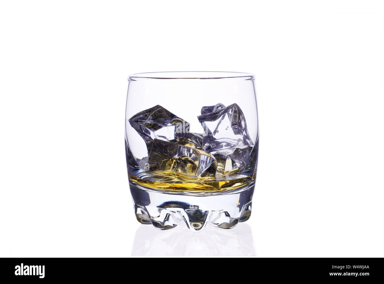 Un verre de whisky avec des cubes de glace sur un fond blanc d'isoler. Banque D'Images