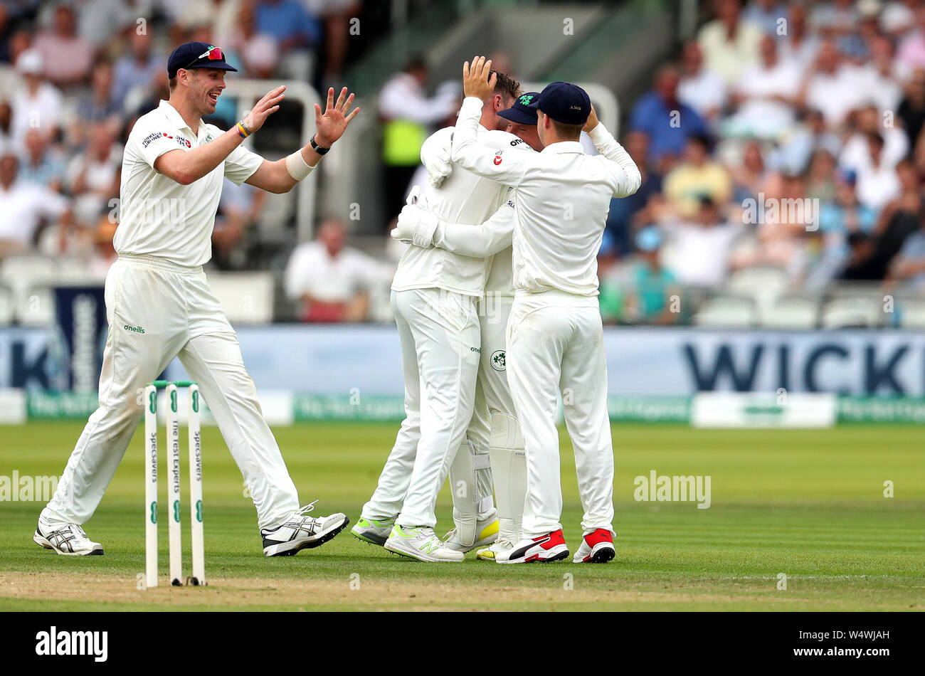 Les joueurs de l'Irlande l'Angleterre célébrer après Joe racine est pris de court par l'Irlande's Gary Wilson (centre l'ombre), joué par Mark Adair, au cours de la deuxième journée de la série de test match à Specsavers Lord's, Londres. Banque D'Images