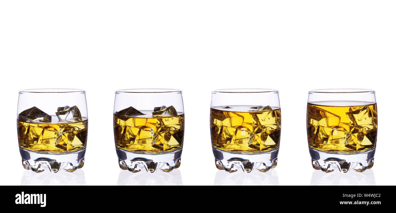 4 verre de whisky avec des cubes de glace sur un fond blanc d'isoler. Banque D'Images