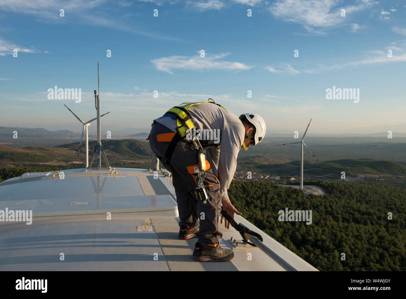 La Turquie, Bakir, 35 MW 2 GOEKRES société de Gama Enerji avec General Electric GE wind turbines, service en hauteur extrême Banque D'Images