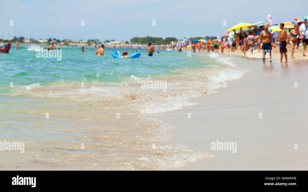 Punta Prosciutto, Pouilles, Italie - 19 juillet 2019 : une vue magnifique sur la mer aux eaux turquoises et Golden Beach. Des millions de touristes chaque année, rendez-vous sur la Pouille Banque D'Images