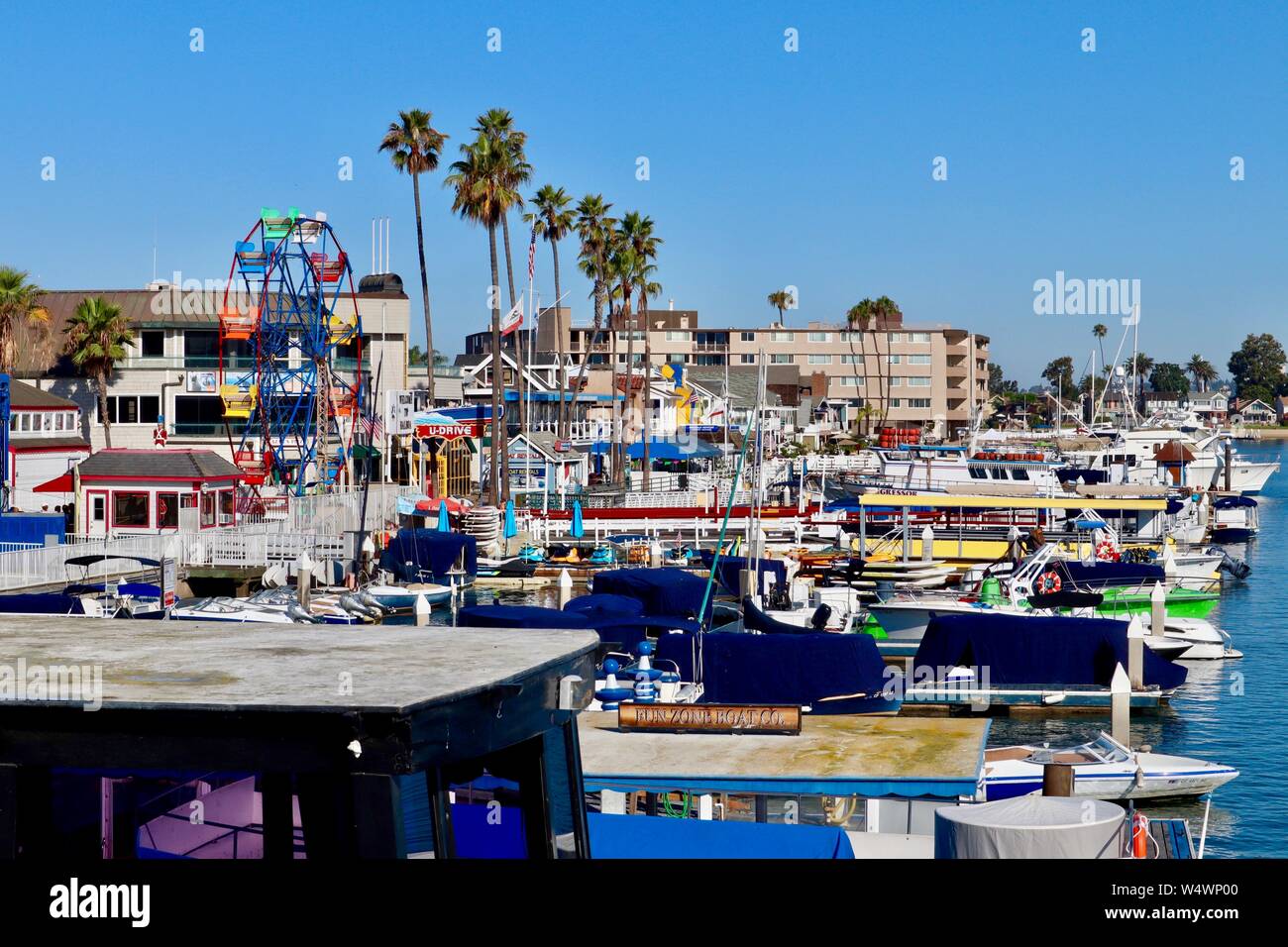 Bateaux amarrés à Balboa Fun Zone dans la péninsule de Balboa à Newport Beach, CA Banque D'Images