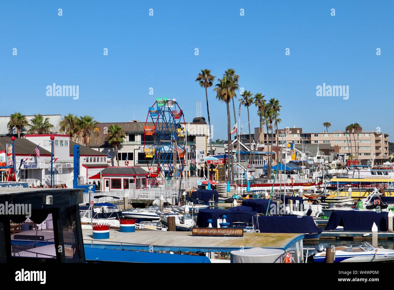Bateaux amarrés à Balboa Fun Zone dans la péninsule de Balboa à Newport Beach, CA Banque D'Images